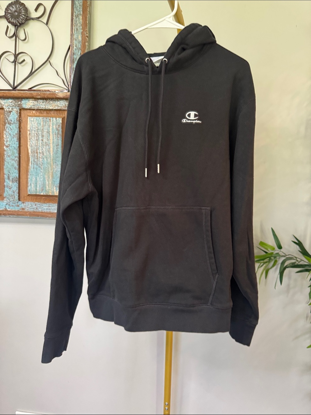 Champion Men’s Black Hooded Pullover with chest Logo EUC M